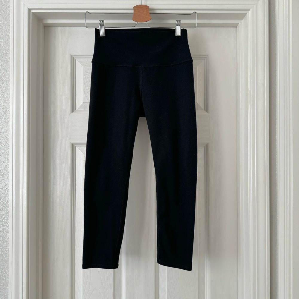 Alo high waist airbrush capri leggings in black